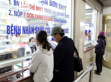 Người dân làm thủ tục bảo hiểm y tế.