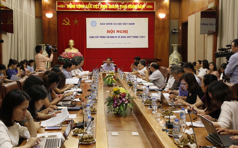 Phó Tổng Giám đốc BHXH Việt Nam Phạm Lương Sơn chủ trì Hội nghị cung cấp thông tin định kỳ BHXH, BHYT tháng 7/2017. Ảnh: Văn Trường