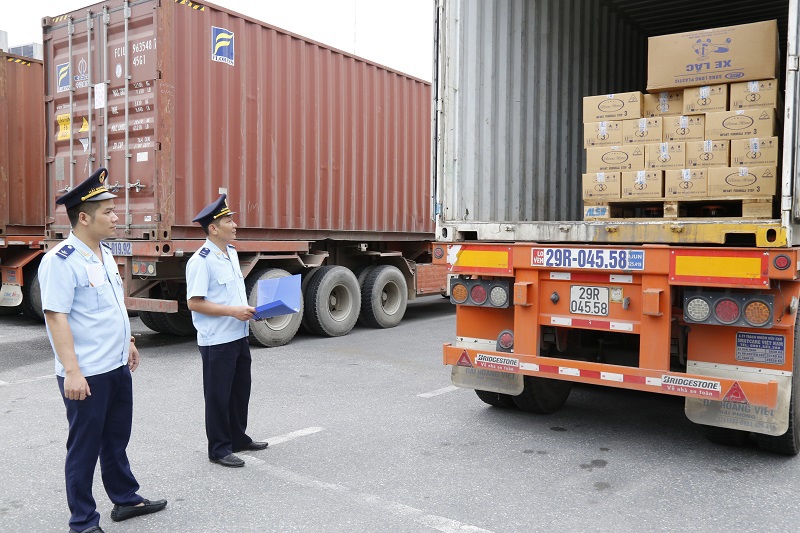 Cán bộ công chức Chi cục Hải quan Bắc Hà Nội kiểm tra hàng hóa xuất khẩu của doanh nghiệp trên địa bàn Hà Nội. 