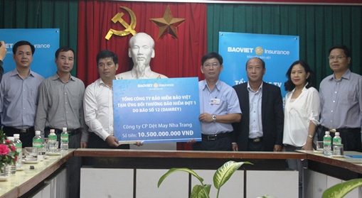 Đại diện Bảo hiểm Bảo Việt trao số tiền tạm ứng bồi thường bảo hiểm cho Công ty cổ phần Dệt may Nha Trang.