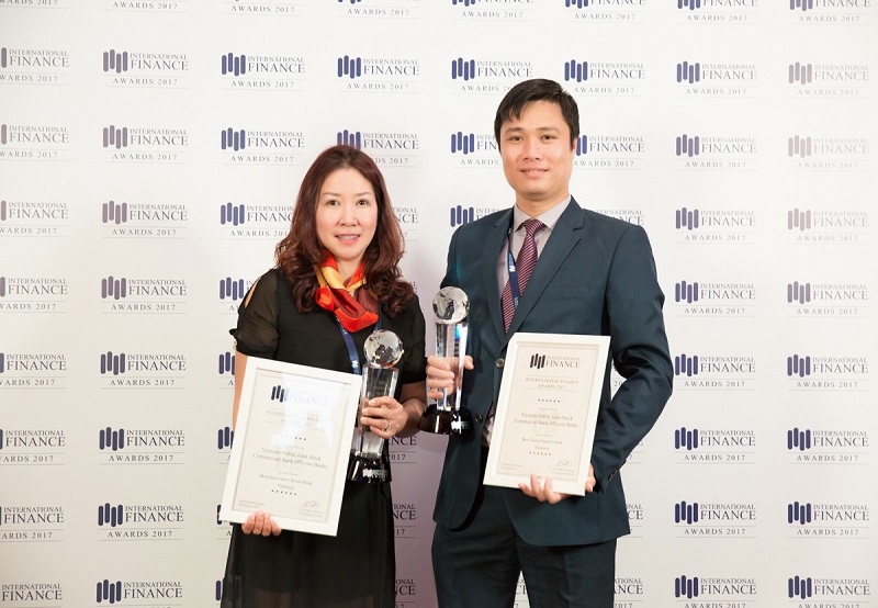Đại diện PVcomBank nhận các giải thưởng "Ngân hàng bán lẻ đổi mới hiệu quả nhất Việt Nam 2017" và "Ngân hàng tài trợ thương mại hiệu quả nhất Việt Nam 2017".