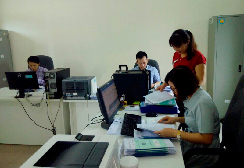 Cán bộ BHXH huyện Phù Ninh, tỉnh Phú Thọ rà soát, bổ sung hồ sơ cho đối tượng tham gia BHXH.