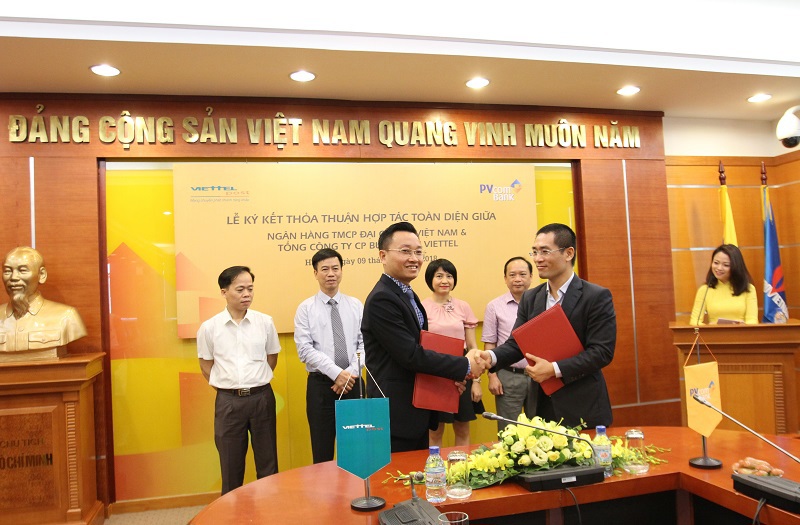 Lễ ký thỏa thuận hợp tác giữa PVcomBank với Viettel Post, ngày 9/5/2018.