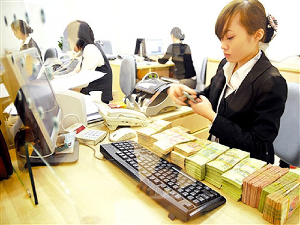 Các chuyên gia kinh tế khuyến cáo, NHNN không nên nới lỏng CSTT, mà tiếp tục duy trì CSTT chủ động, linh hoạt.
