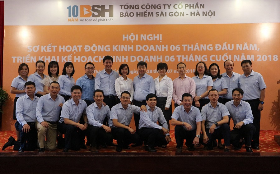 Ban Điều hành Tổng Công ty chụp ảnh lưu niệm cùng Lãnh đạo các Ban chức năng Trụ sở chính BSH.