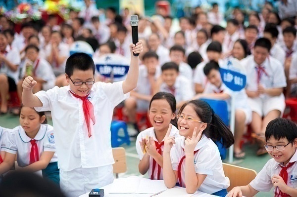 Với tấm thẻ BHYT, các em học sinh, sinh viên khi không may bị ốm đau, bệnh tật, phải đến bệnh viện sẽ giảm được áp lực chi phí thuốc men, chữa bệnh, giảm gánh nặng tài chính cho gia đình.