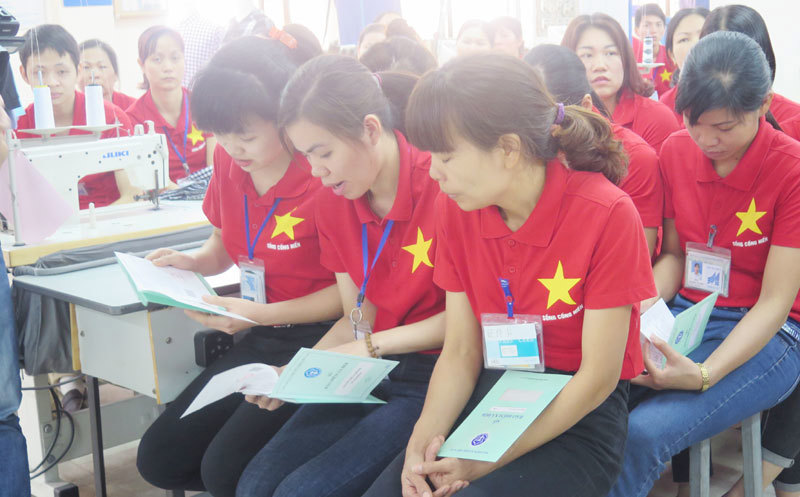 Những người lao động đầu tiên được bàn giao sổ BHXH tại Tổng Công ty May 10.