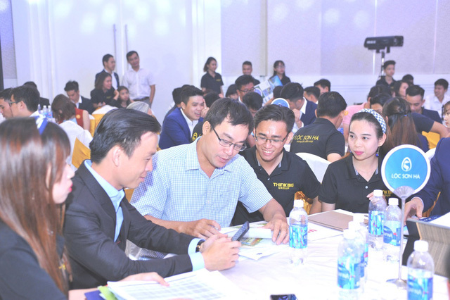 Trong buổi lễ, hàng loạt thông tin quan trọng về quy mô, tiện ích, chất lượng công trình cho đến những cơ hội đầu tư linh hoạt, hấp dẫn… của tiểu khu Western Village được Tập đoàn FLC chia sẻ chi tiết.