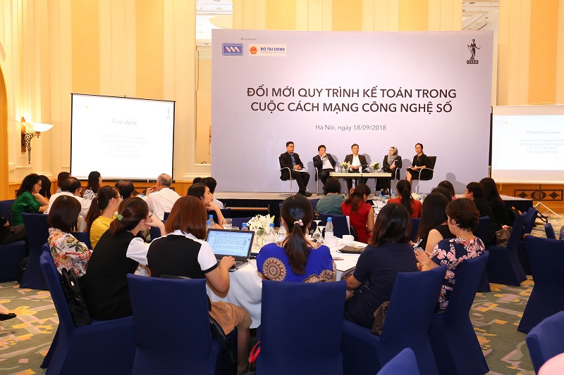 Các diễn giả thảo luận tại Hội thảo "Đổi mới quy trình kế toán trong thời đại công nghệ số” ngày 18/9/2018.