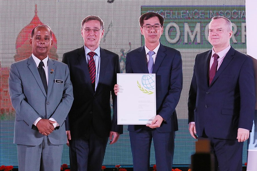 Phó Tổng Giám đốc BHXH Việt Nam Đào Việt Ánh (thứ hai từ phải sang) nhận giải thưởng thành tựu từ đại diện ISSA.