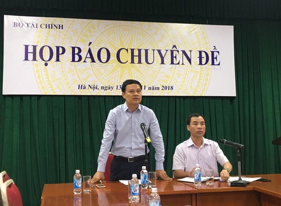 Phó tổng giám đốc DATC Phạm Mạnh Thường thông tin tại họp báo.