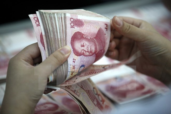Kiểm tiền mệnh giá 100 nhân dân tệ tại chi nhánh ngân hàng ở Hoài Bắc, tỉnh An Huy, Trung Quốc. Nguồn: internet