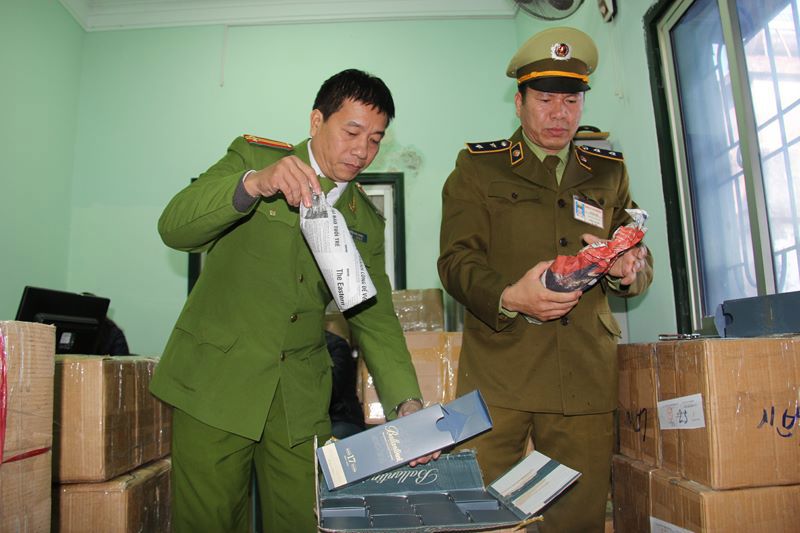 Lực lượng liên ngành Ban Chỉ đạo 389 Hà Nội phát hiện rượu ngoại không rõ nguồn gốc.