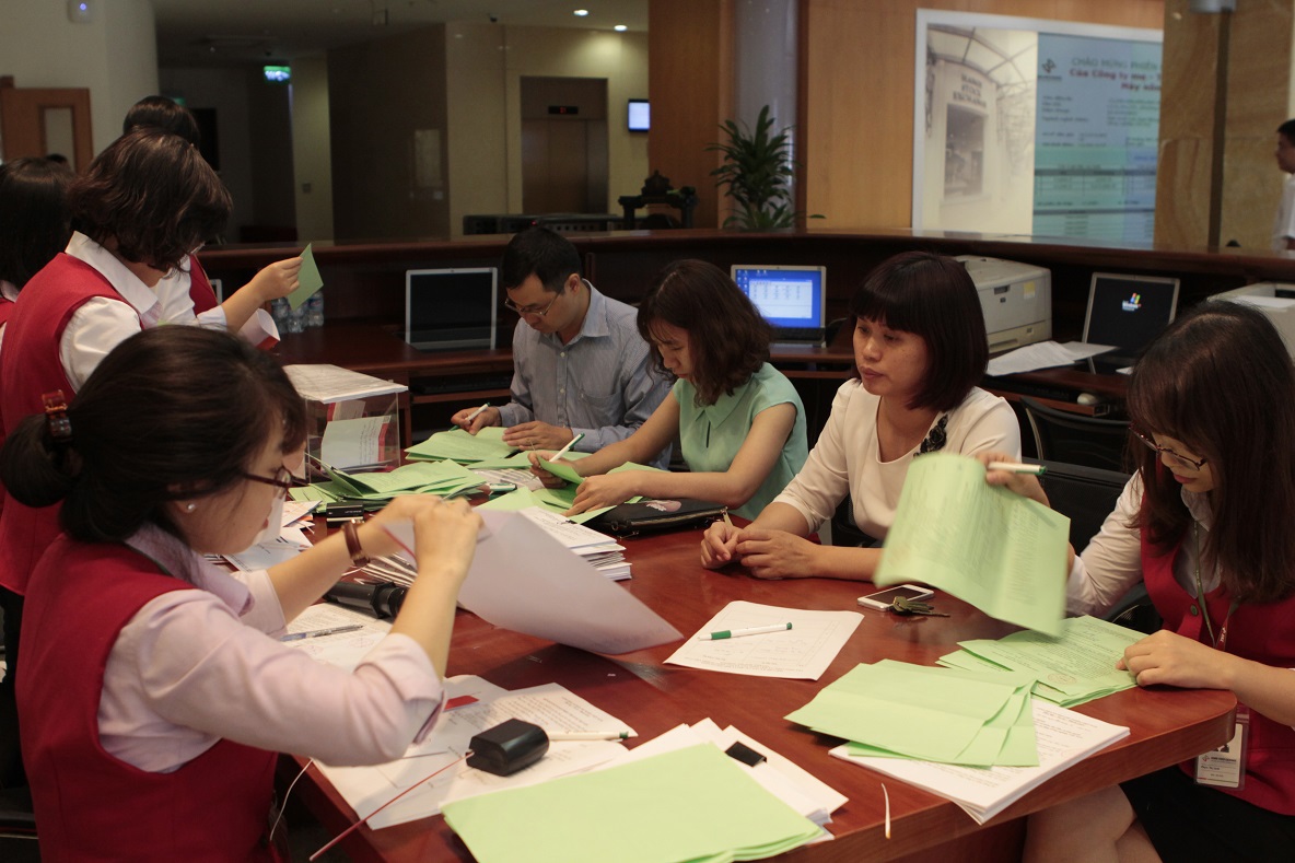 Các cán bộ Ban Đấu giá HNX kiểm tra tính hợp lệ của phiếu đấu giá tại phiên IPO Tổng Công ty máy động lực và máy nông nghiệp Việt Nam.