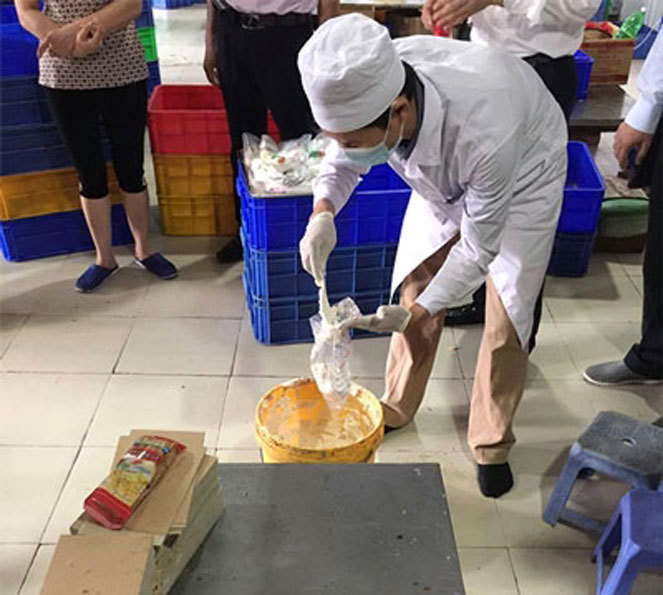 Cuộc kiểm tra đột xuất của đoàn công tác Bộ Y tế tại một cơ sở làm bánh, mứt kẹo làng La Phù, Hoài Đức, Hà Nội.
