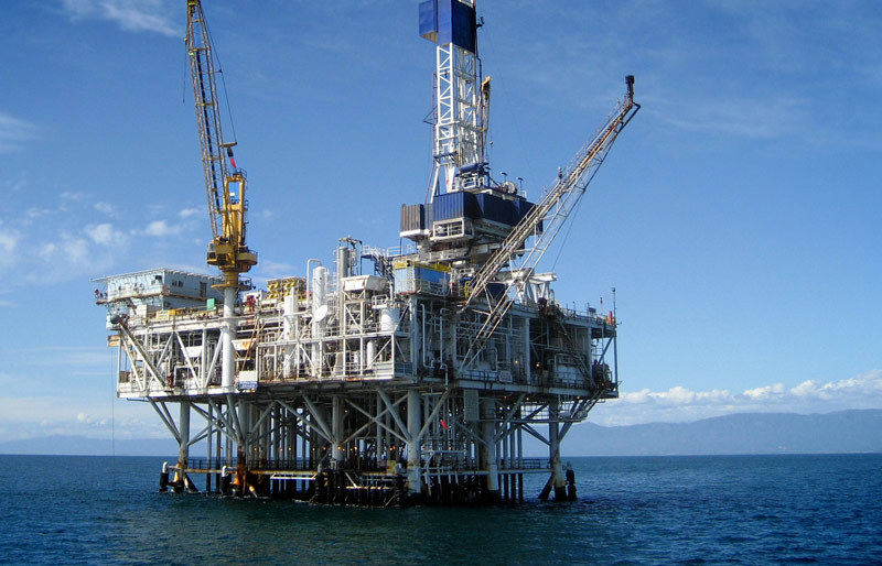 IEA cho biết nhu cầu nhiên liệu ở Trung Quốc và Ấn Độ đang giảm, còn sản lượng của các nước OPEC và ngoài OPEC vẫn tăng, khiến thị trường dầu mỏ tiếp tục dư thừa.