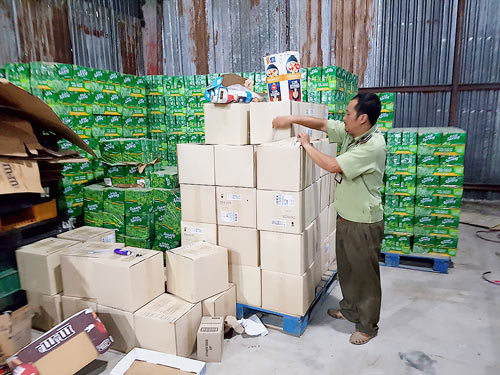 Cán bộ QLTT TP. Hồ Chí Minh kiểm đếm hàng hóa vi phạm tại kho hàng ngày 19/9.