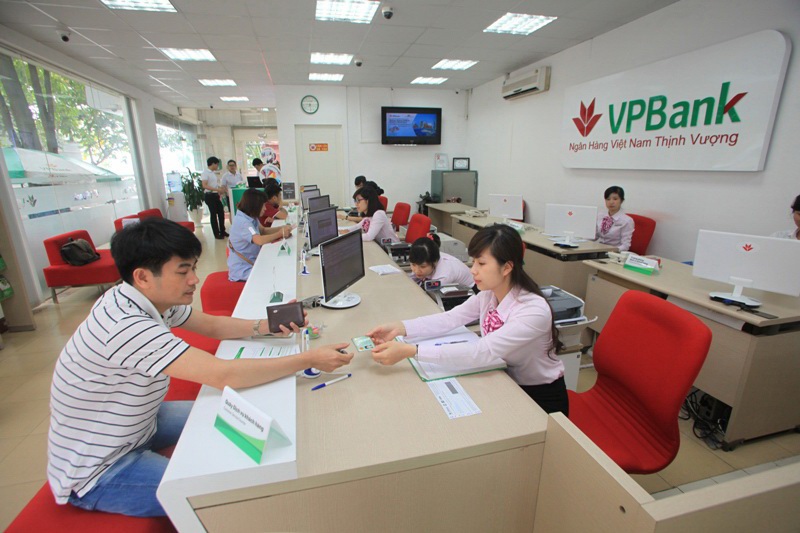 Nhiều người dân lựa chọn gửi tiết kiệm cho an toàn.
