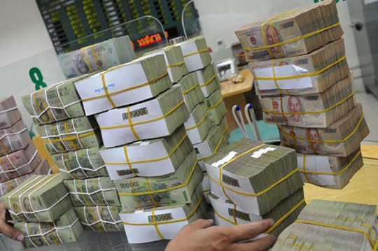 Nhiều ý kiến lo ngại dòng tiền chảy ra nền kinh tế trở nên khó khăn hơn.