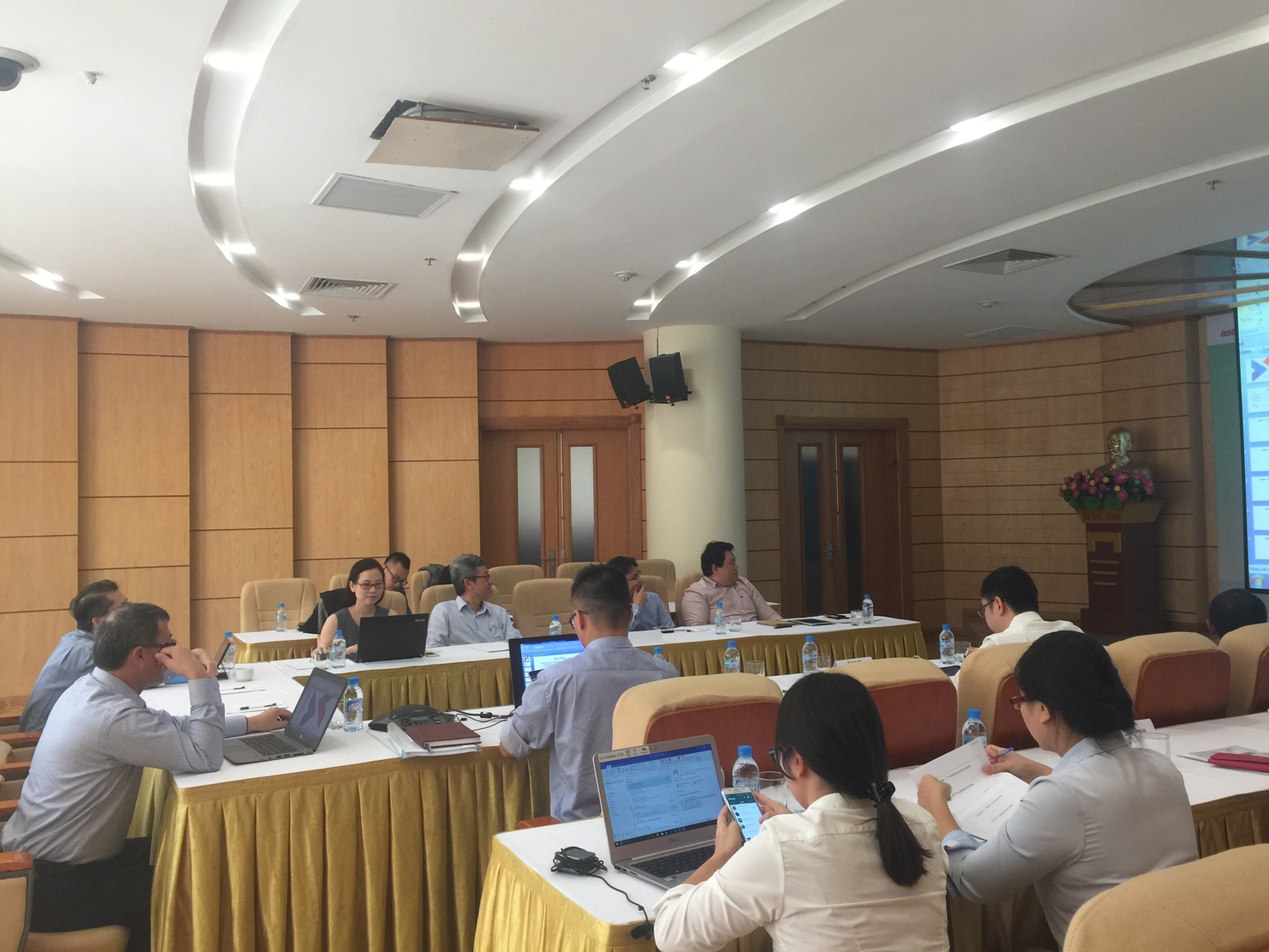 Toàn cảnh buổi họp ngày 6/10/2016.