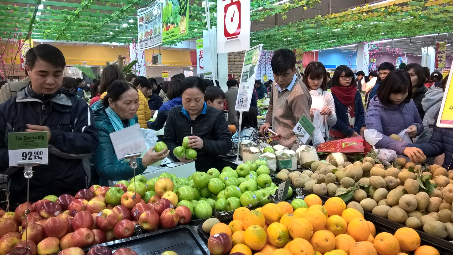 Hàng Việt đang loay hoay trước những “luật chơi” mới do doanh nghiệp ngoại áp đặt.