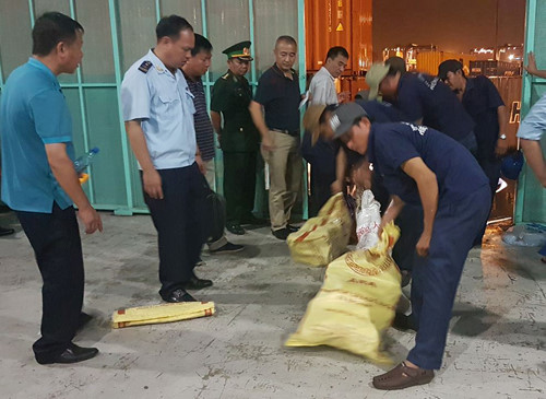 Hải quan thu các bao tang vật.