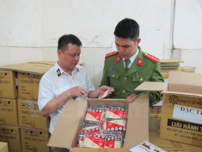 Lực lượng 389 quận Hai Bà Trưng tiến hành tiêu hủy hàng vi phạm. Nguồn: internet.