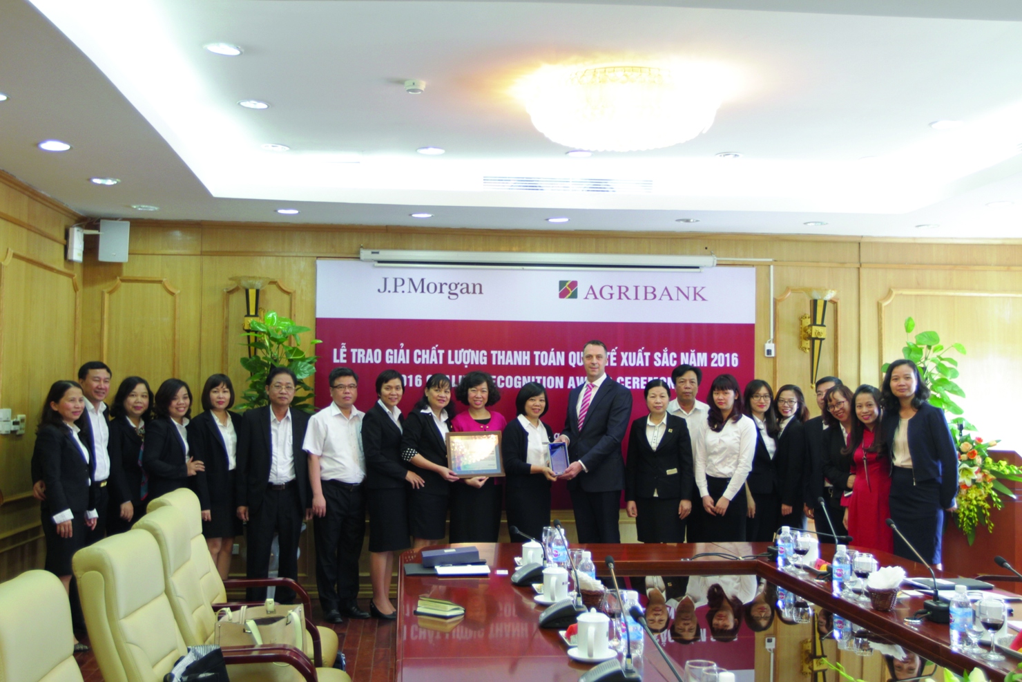 Agribank nhận giả tại Lễ trao giải chất lượng thanh toán quốc tế xuất sắc năm 2016.
