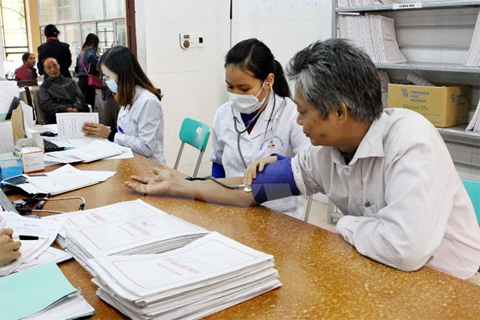 Nhân viên y tế khám,theo dõi sức khỏe cho người dân. Nguồn: internet.