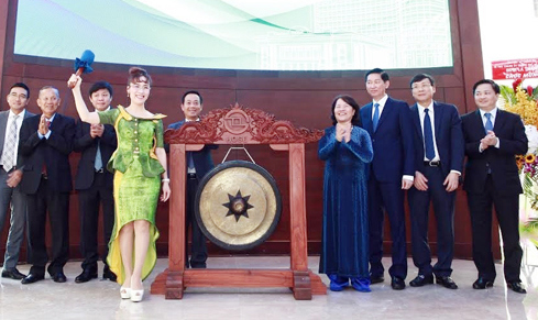 Tổng Giám đốc Vietjet Nguyễn Thị Phương Thảo đánh cồng chào mừng phiên giao dịch đầu tiên cổ phiếu VJC. Nguồn: internet.