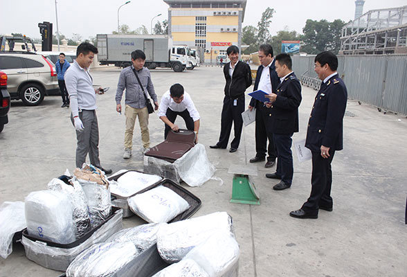 Cơ quan chức năng đang khám xét các lô hàng nghi có chứa hàng cấm. Nguồn: internet.