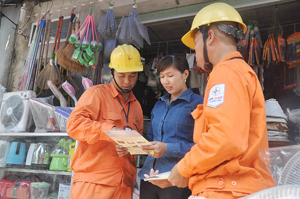 Công tác kinh doanh và dịch vụ khách hàng luôn được EVN và các đơn vị chú trọngNguồn: internet.