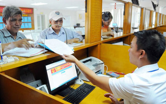 Hướng dẫn người dân làm thủ tục ở Hà Nội. Nguồn: internet.