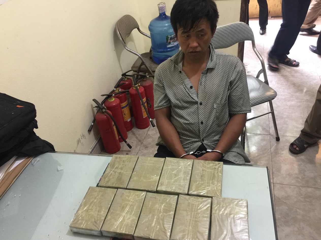 Đối tượng Khà A Chá cùng tang vật thu giữ trên người.
