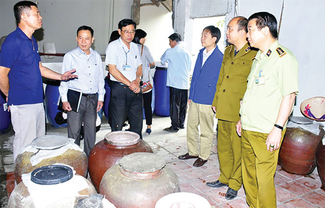 Cơ quan chức năng Hà Nội kiểm tra cơ sở sản xuất rượu thủ công tại xã Hồng Minh, huyện Phú Xuyên. Nguồn: internet.