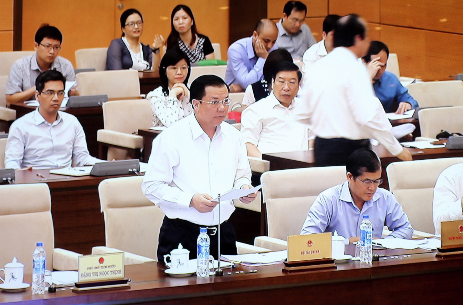Bộ trưởng Bộ Tài chính Đinh Tiến Dũng trình bày báo cáo tại Phiên họp. Nguồn: internet.