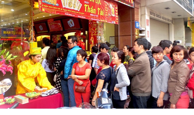 Người dân xếp hàng đi mua vàng. Nguồn: internet.