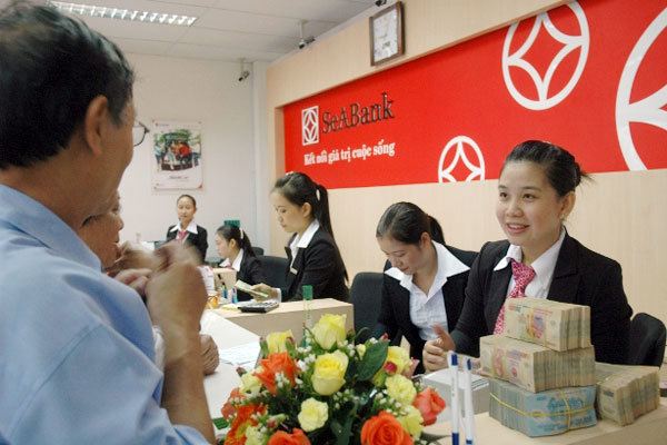 Khách hàng giao dịch tại ngân hàng. Nguồn: internet.