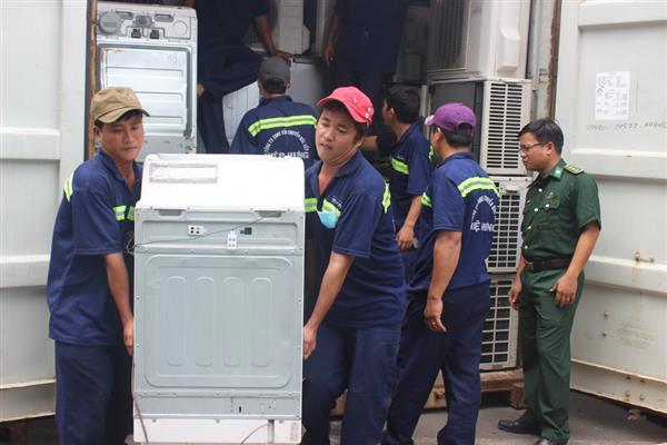 Mở kiểm tra container hàng lậu. Nguồn: internet.