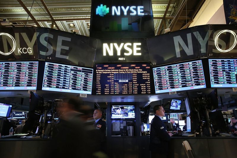 Giao dịch viên làm việc tại Sàn chứng khoán New York, Mỹ. Nguồn: Internet