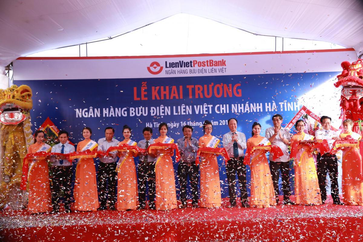 Cắt băng khai trương Chi nhánh Hà Tĩnh. Nguồn: Internet