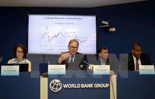 Ông Sebastian Eckardt, Chuyên gia kinh tế trưởng, Quyền Giám đốc WB tại Việt Nam trình bày báo cáo tại lễ công bố. Ảnh: Trần Việt/TTXVN