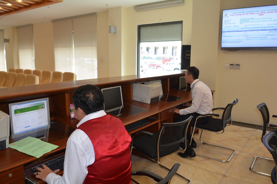 Các cán bộ Ban Đấu giá HNX đang nhập lệnh tại phiên đấu giá CTCP Dịch vụ Sửa chữa Nhiệt điện Miền bắc.