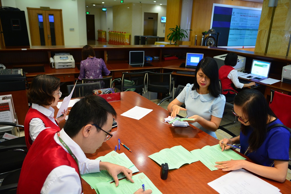 Đại diện Ban đấu giá HNX kiểm tra phiếu lệnh tại phiên đấu giá CTCP In Tài chính.