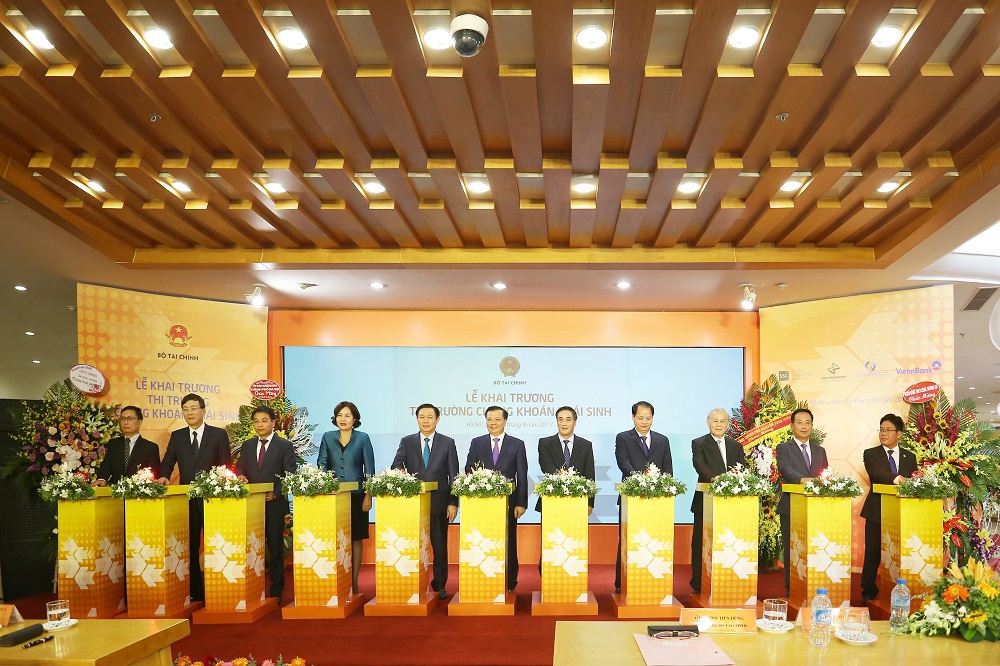 Phó Thủ tướng Chính phủ Vương Đình Huệ, Bộ trưởng Bộ Tài chính Đinh Tiến Dũng và các đại biểu bấm nút khai trương thị trường chứng khoán phái sinh Việt Nam (Hà Nội, ngày 10/8/2017)