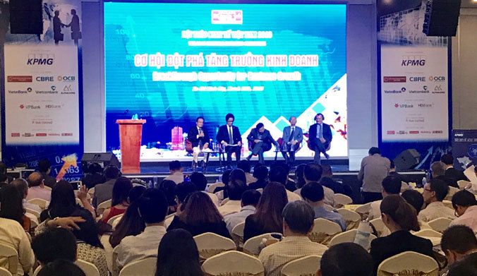 Các chuyên gia kinh tế cùng phân tích, thảo luận về hướng phát triển kinh tế Việt Nam năm 2018. (Ảnh: Báo Công thương)