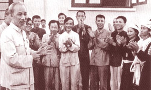 Chủ tịch Hồ Chí Minh nói chuyện với các Anh hùng và chiến sĩ thi đua nông nghiệp (ngày 27-5-1957). Nguồn: Internet