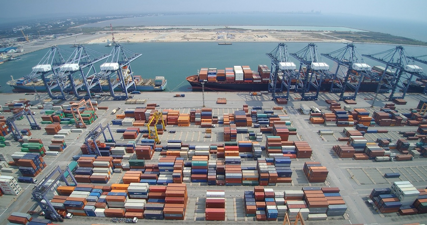 Những chiếc xe và tàu chở container hàng hóa tại cảng biển ở Hutchison, Thái Lan. Nguồn: Internet