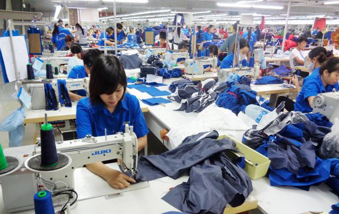 Tiền lương đóng vai trò chủ yếu trong thực hiện quy luật phân phối lao động. Nguồn: Internet