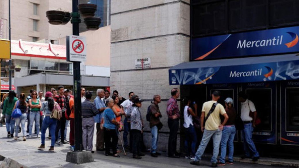 Người Venezuela xếp hàng chờ rút tiền trước một cây ATM ở Caracas ngày 17/8. Nguồn: Internet